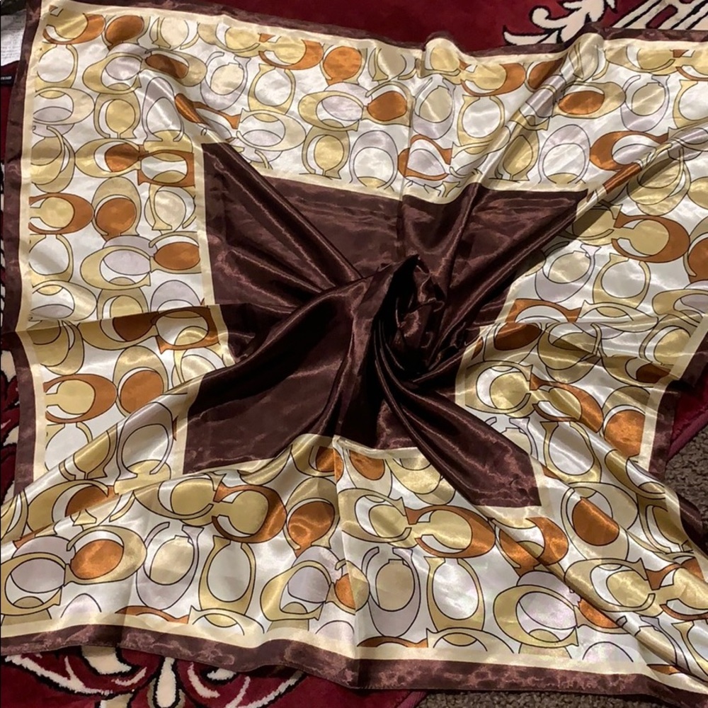 🌿Coach silk scarf 36 inches🌿